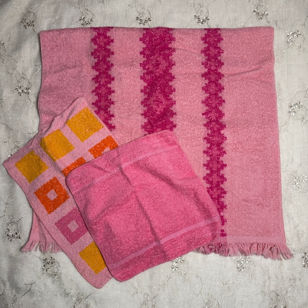 vintage 70s Cannon + Cone pink geometric towel set — 3-piece — 100% cotton — USA - Picture 2 of 5